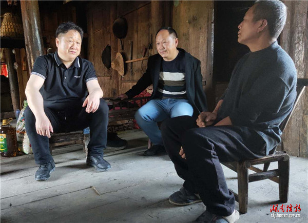 王梦辉赴龙山县农车镇正河村走访慰问贫困群众